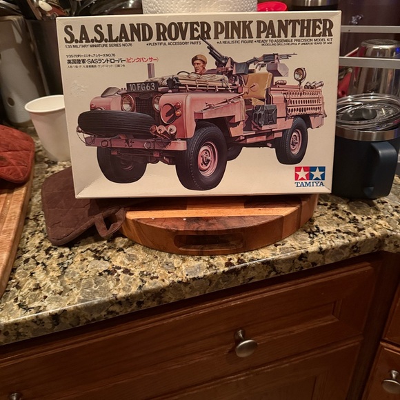 S.A.S. Land Rover Pink Panther Model Kit - Picture 8 of 8